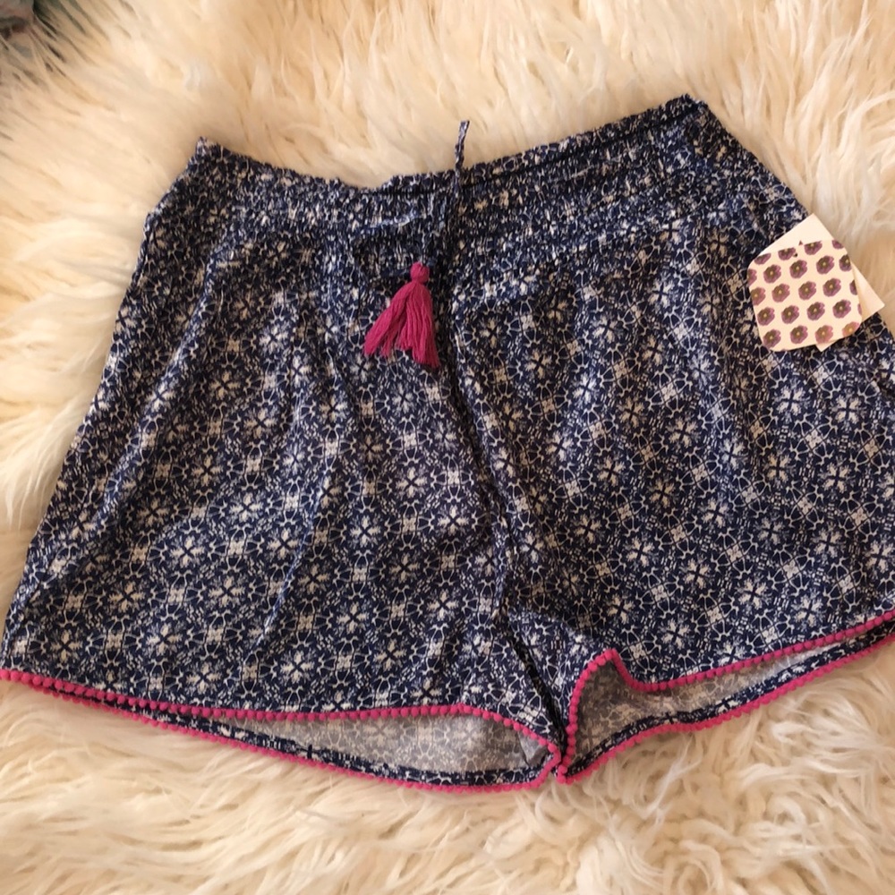 NWT Shrinking Violet shorts 🩳 Sz L
